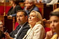 Marine Le Pen, présidente du groupe RN à l’Assemblée nationale, au côté du vice-président, Sébastien Chenu, à l’Assemblée nationale, le 18 juillet 2022.
