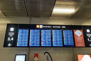 De nombreux vols affichent des retards.
