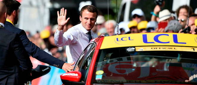 Emmanuel Macron se rend chaque annee sur le parcours du Tour de France, souvent lors de son passage dans les Pyrenees. (illustration)
