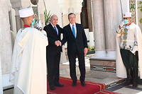 Le président du Conseil italien Mario Draghi accueilli par le président algérien Abdelmadjid Tebboune au palais de la Mouradia à Alger le 18 juillet 2022.
