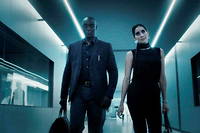 Lance Reddick et Paola Núñez dans  Resident Evil.
