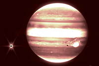 Jupiter et sa lune Europe, à gauche, vues par l'instrument NIRCam du télescope spatial James-Webb. 
