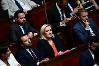 Des d&eacute;put&eacute;s quittent l&rsquo;h&eacute;micycle avant une intervention de Marine Le Pen