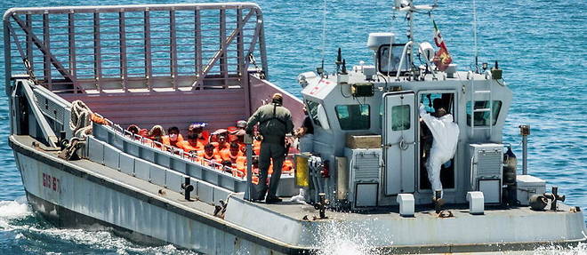 Les migrants a bord d'un navire militaire de la Guardia di Finanza et de la marine sur l'ile de Lampedusa, au sud de la Sicile, le 11 juillet 2022.
 

