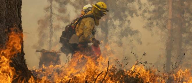 Un violent incendie continue de s'etendre en Californie, des milliers d'evacues