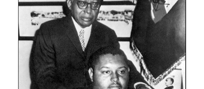  Jean-Claude Duvalier (bas), dit << Bebe Doc >>, posant avec son pere Francois Duvalier, << Papa Doc >>, a Port-au-Prince. 
