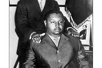  Jean-Claude Duvalier (bas), dit « Bébé Doc », posant avec son père François Duvalier, « Papa Doc », à Port-au-Prince. 
