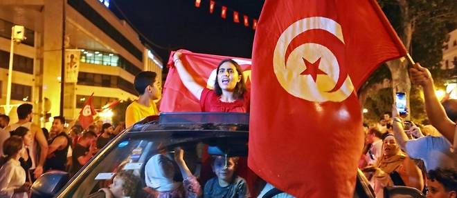 Tunisie: la Constitution en passe d'etre adoptee, forte abstention