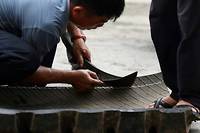 Au Vietnam, les sandales de caoutchouc font de la r&eacute;sistance