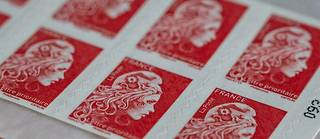 Le timbre rouge de La Poste, utilisé pour qu'un courrier soit livré à son destinataire dans les 24 heures. 
