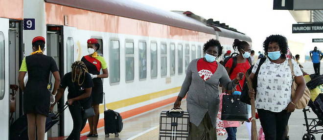 Des passagers sur le quai du chemin de fer Nairobi-Mombasa, construit en quatre ans par China Communications Construction Company.
