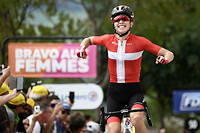 La championne du Danemark Cecilie Uttrup Ludwig s'est imposée au sprint  devant la maillot jaune Marianne Vos.
