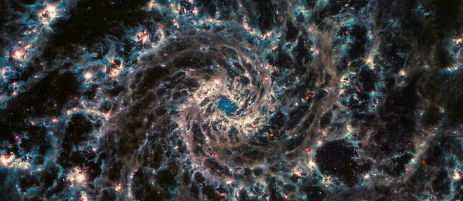 Sur cette image de la galaxie du fantome ou Messier 74 prise par le telescope spatial James Webb dans l'infrarouge, sa structure de gaz et de poussiere se revele. 
