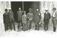 Howard Carter qui a découvert le tombeau de Toutankhamon dans la vallée des Rois en novembre 1922. De gauche à droite : Mr Luce, Hon R Bethall, Mr Arthur Callender, Lady Evelyn Herbert, Howard Carter, Lord Carnarvon, Mr  Alfred Lucas et Mr Harry Burton.
