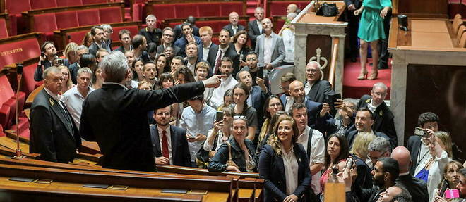 Le 21 juin 2022, Jean-Luc Melenchon arrive a l'Assemblee nationale avec les nouveaux deputes de l'Union populaire. 
