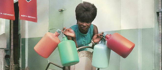 James Barnor. Une assistante de la boutique Sick-Hagemeyer, Accra, 1971.
