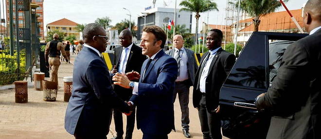 Le president francais Emmanuel Macron avec son homologue de Guinee-Bissau, Umaro Sissoco Embalo, le 28 juillet 2022, a Bissau.
