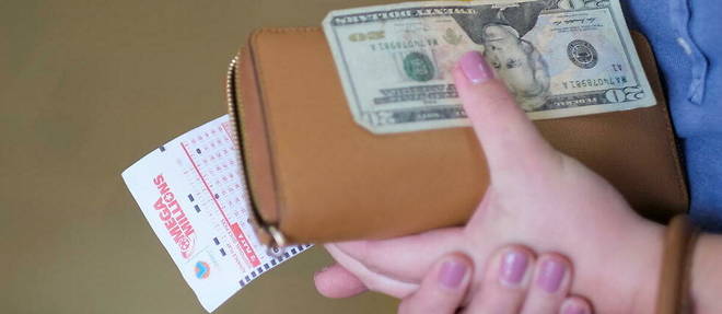 Un parieur attend pour acheter ses billets de loterie Mega Millions dans un depanneur 7-Eleven a Chino Hills, Californie, le 28 juillet 2022.
 
