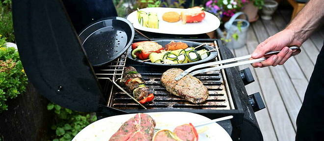La preparation de la viande par grillage, selon les methodes propres au Nouveau Monde, apparait en Europe au XVIe siecle.
