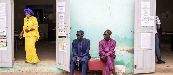Quelque 7 millions de Senegalais, dont 300 000 vivant a l'etranger, sont attendus jusqu'a 18 heures, fin officielle du scrutin, dans les 15 500 bureaux de vote et 7 000 lieux de vote ouverts a leur intention.
