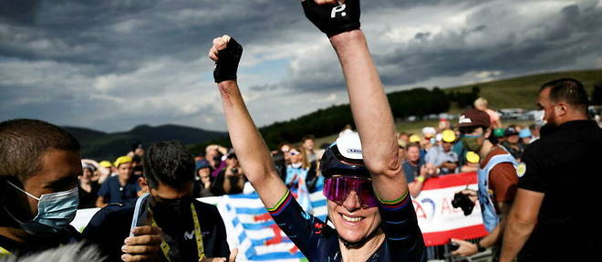 Annemiek van Vleuten apres avoir remporte la 7e etape, le 30 juillet 2022. 

