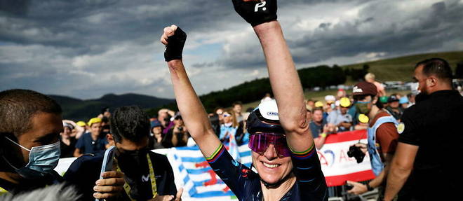Annemiek van Vleuten après avoir remporté la 7 e  étape, le 30 juillet 2022. 
