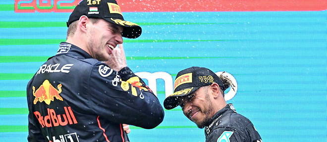 Verstappen et Hamilton, protagonistes d'un championnat 2021 qui a senti le soufre, se sont retrouves tout sourire en haut du podium hongrois
