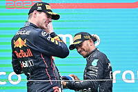 Verstappen et Hamilton, protagonistes d'un championnat 2021 qui a senti le soufre, se sont retrouvés tout sourire en haut du podium hongrois
