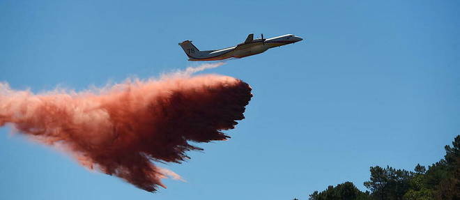 Plus de 900 pompiers soutenus par des avions ont ete deployes le 8 juillet 2022 pour lutter contre un incendie massif dans le sud de la France, dans le Gard (photo d'illustration).
