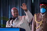 Ancien guérillero, Yoweri Museveni est au pouvoir depuis 1986. Non seulement il n'envisage pas de céder sa place démocratiquement, mais il s'emploierait à essayer de se faire remplacer par son fils, déjà à la tête des forces armées ougandaises. 
