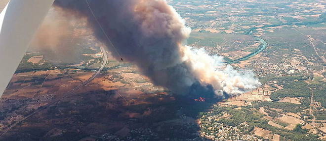 Le feu a parcouru au moins 370 hectares depuis dimanche.
