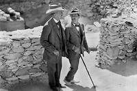 Howard Carter et Lord Carnarvon dans la vallée de Rois, devant le tombeau de Toutankhamon.
