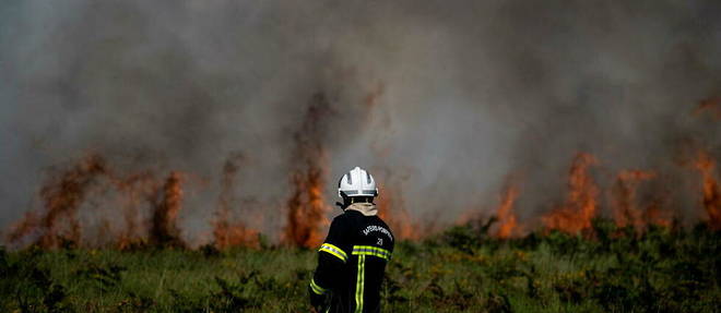 Un pompier combat les flammes dans les monts d'Arree (Finistere), le 19 juillet 2022. 
