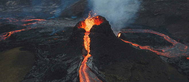 Une eruption volcanique emanant d'une fissure a commence mercredi pres de Reykjavik.
