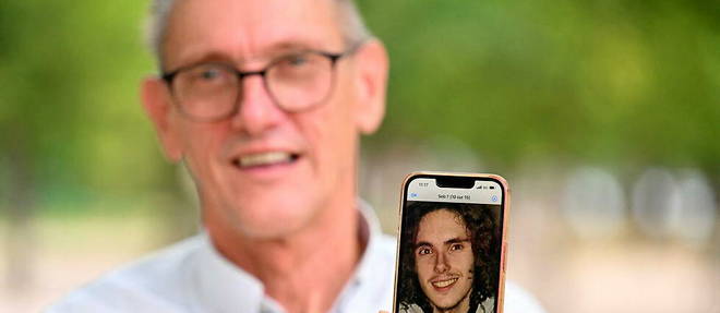 Paul Raoult montre la photo de son fils, Sebastien Raoult, etudiant francais detenu au Maroc et soupconne de cybercriminalite par les Etats-Unis.
