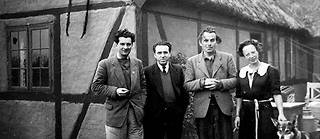  Pierre Monnier, Victor Soulencq, Céline, Lucette Destouches (de g. à dr.) devant la bicoque danoise de l’écrivain, en 1948. Pierre Monnier sera le premier à le rééditer. 