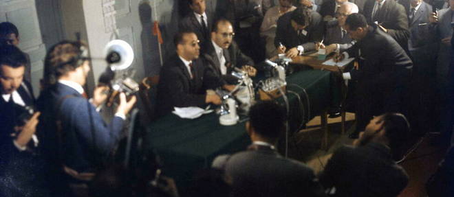 Conference de presse des membres de la delegation algerienne lors de la negociation des accords d'Evian, a Evian-les-Bains, en mars 1962.

