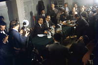Conférence de presse des membres de la délégation algérienne lors de la négociation des accords d'Évian, à Évian-les-Bains, en mars 1962.
