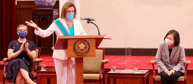 La presidente de la Chambre des representants americaine Nancy Pelosi donne un discours devant la presidente taiwanaise Tsai Ing-wen, le 3 aout 2022 a Taipei.
