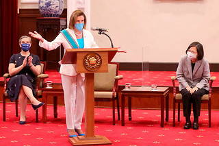 La présidente de la Chambre des représentants américaine Nancy Pelosi donne un discours devant la présidente taïwanaise Tsai Ing-wen, le 3 août 2022 à Taipei.
