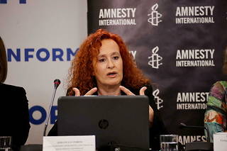 Donatella Rovera, conseillère principale d'Amnesty International pour les questions de crise, a tenu une conférence de presse après la publication du rapport sur l'Ukraine.
