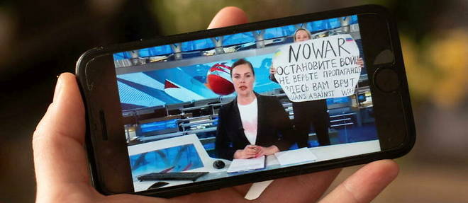 Marina Ovsiannikova s'etait fait connaitre apres avoir brandi une pancarte anti-guerre en direct sur la principale chaine de television russe.
