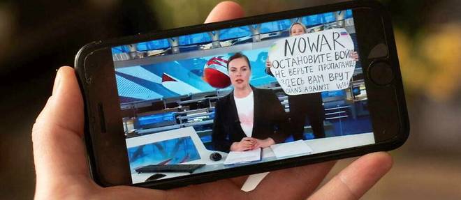 Marina Ovsiannikova s'etait fait connaitre apres avoir brandi une pancarte anti-guerre en direct sur la principale chaine de television russe.
