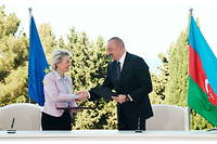 En signant le 18 juillet, à Bakou (Azerbaïdjan), un accord avec l'autocrate Ilham Aliev pour doubler les importations de gaz en provenance de ce pays, la présidente de l'Union européenne, Ursula von der Leyen, a provoqué incompréhension et colère. De nombreux responsables politiques français lui ont reproché de « placer l'UE en situation d'une nouvelle dépendance envers un État aux aspirations belliqueuses », faisant référence à la guerre sanglante qu'a mené l'Azerbaïdjan contre l'Arménie dans la région du Haut-Karabakh, en 2020.
