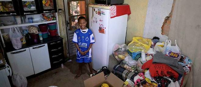 Miguel Barros dans sa maison de Santa Luzia avec les dons de nourriture reçus après avoir appelé la police à l'aide.
