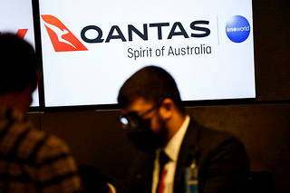 Face à la reprise du trafic aérien, la compagnie Qantas doit redoubler d'imagination pour combler le manque de main-d'œuvre.
