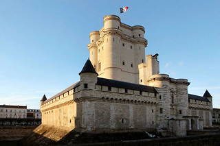 Le château de Vincennes contient notamment l'un des centres du Service historique de la défense (SHD), dont les archives sont accessibles au public.
