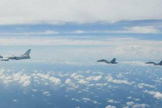 Manœuvres chinoises autour de Taïwan, le 7 août. L'aviation, la marine et les capacités balistiques de pointe de la République populaire de Chine montrent que son armée est aujourd'hui de taille à affronter la puissance américaine.
