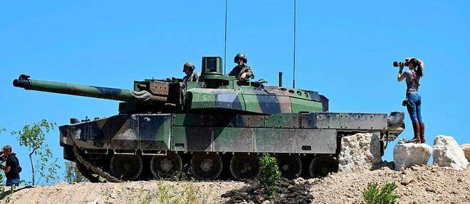 La France utilise dans son arsenal militaire des vehicules blindes de type char Leclerc.
