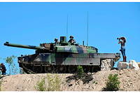 La France utilise dans son arsenal militaire des vehicules blindes de type char Leclerc.
